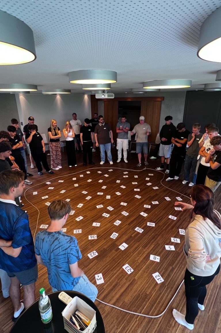 Ihr Team und Ihre Themen im Mittelpunkt Eine Seminargruppe arbeitet im Stuhlkreis mit ausgelegten Karten an gemeinsamen Themen.